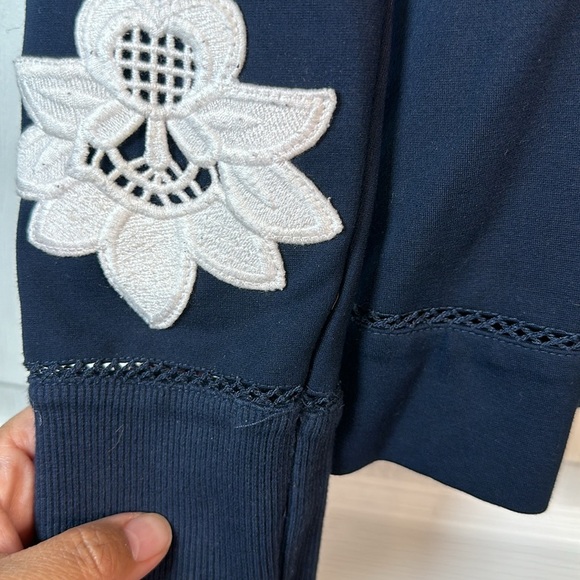 Victoria Beckham for Target Lace Appliqué Navy Pullover Sweater Small #1321-AZ - Picture 4 of 6